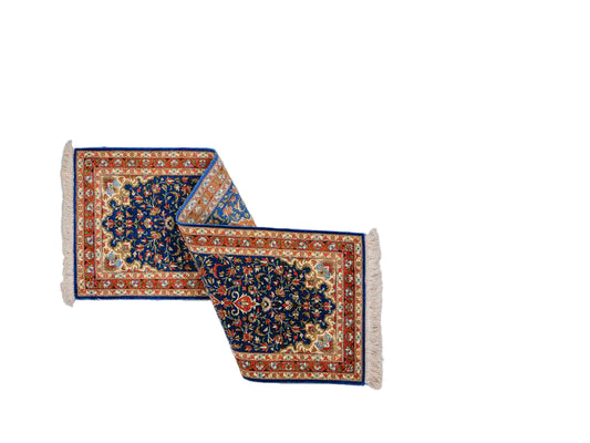 Sehr feiner, handgeknüpfter Ghom Perserteppich von Khademi aus Seide, blau, orange. 117x39 cm. Verkauf durch Jupiter Intl.