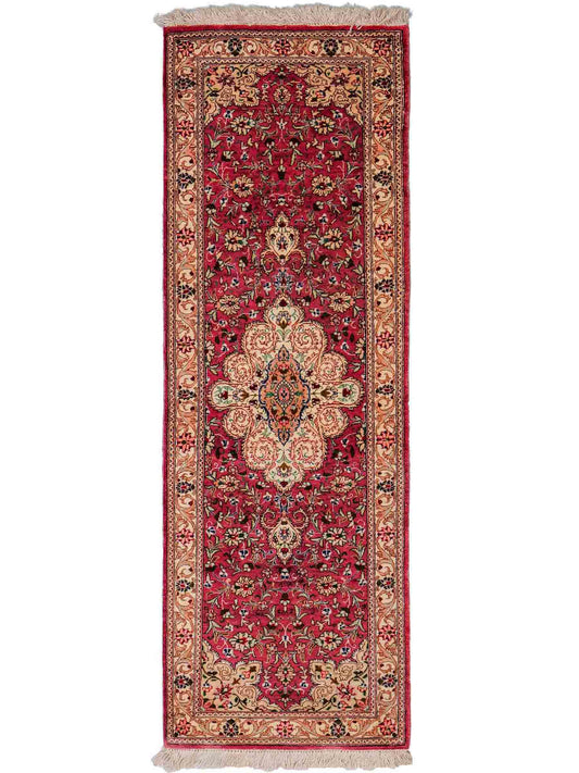 Sehr feiner, hangeknüpfter Ghom Perserteppich von Khademi aus Seide, rosa. 121x39 cm. Verkauf durch Jupiter Intl.