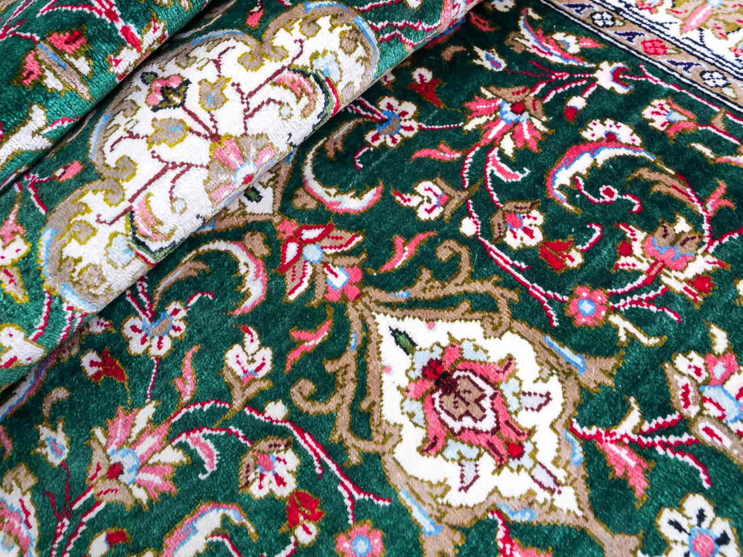 Sehr feiner, handgeknüpfter Ghom Läufer-Seidenteppich aus Persien, grün. Größe: 148 cm x 48 cm. KB4-1314. Verkauf durch Jupiter Intl.