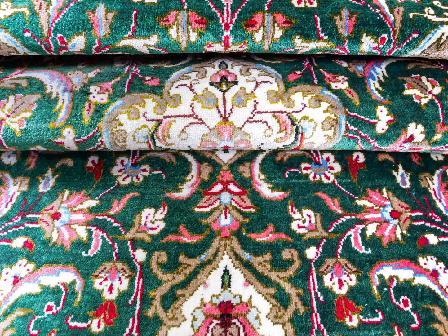 Sehr feiner, handgeknüpfter Ghom Läufer-Seidenteppich aus Persien, grün. Größe: 148 cm x 48 cm. KB4-1314. Verkauf durch Jupiter Intl.
