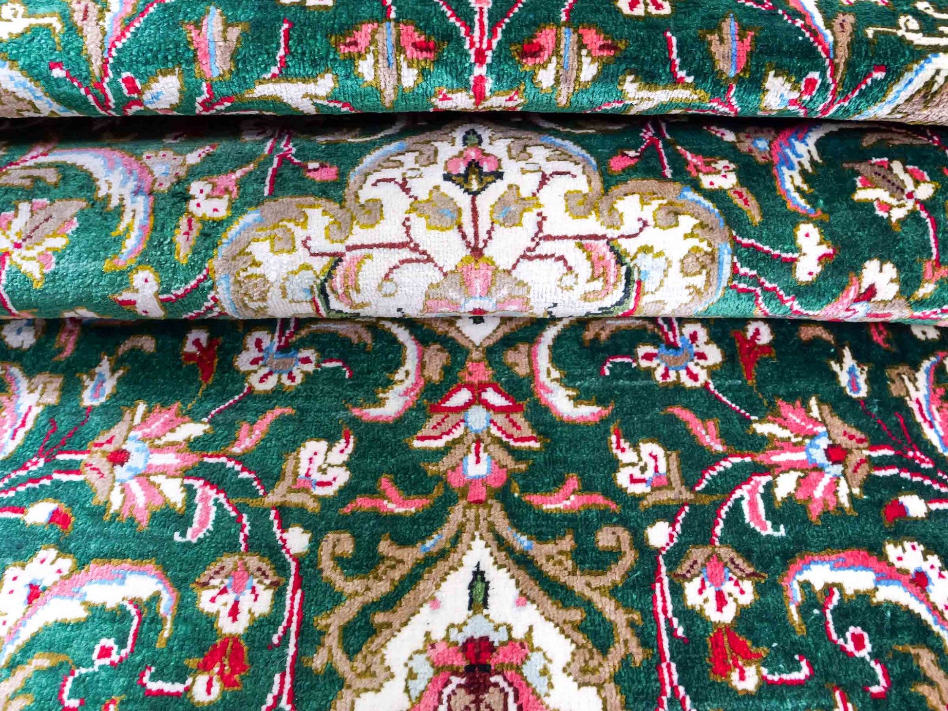 Sehr feiner, handgeknüpfter Ghom Läufer-Seidenteppich aus Persien, grün. Größe: 148 cm x 48 cm. KB4-1314. Verkauf durch Jupiter Intl.
