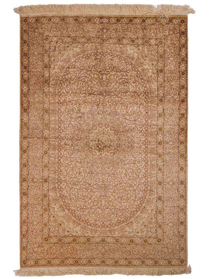 Sehr feiner, handgeknüpfter, persischer Ghom Perserteppich von Khademi aus reiner Seide. Größe 150 x 100 cm. Farbe: Gold, beige, creme. Verkauf durch JUPITER Intl.