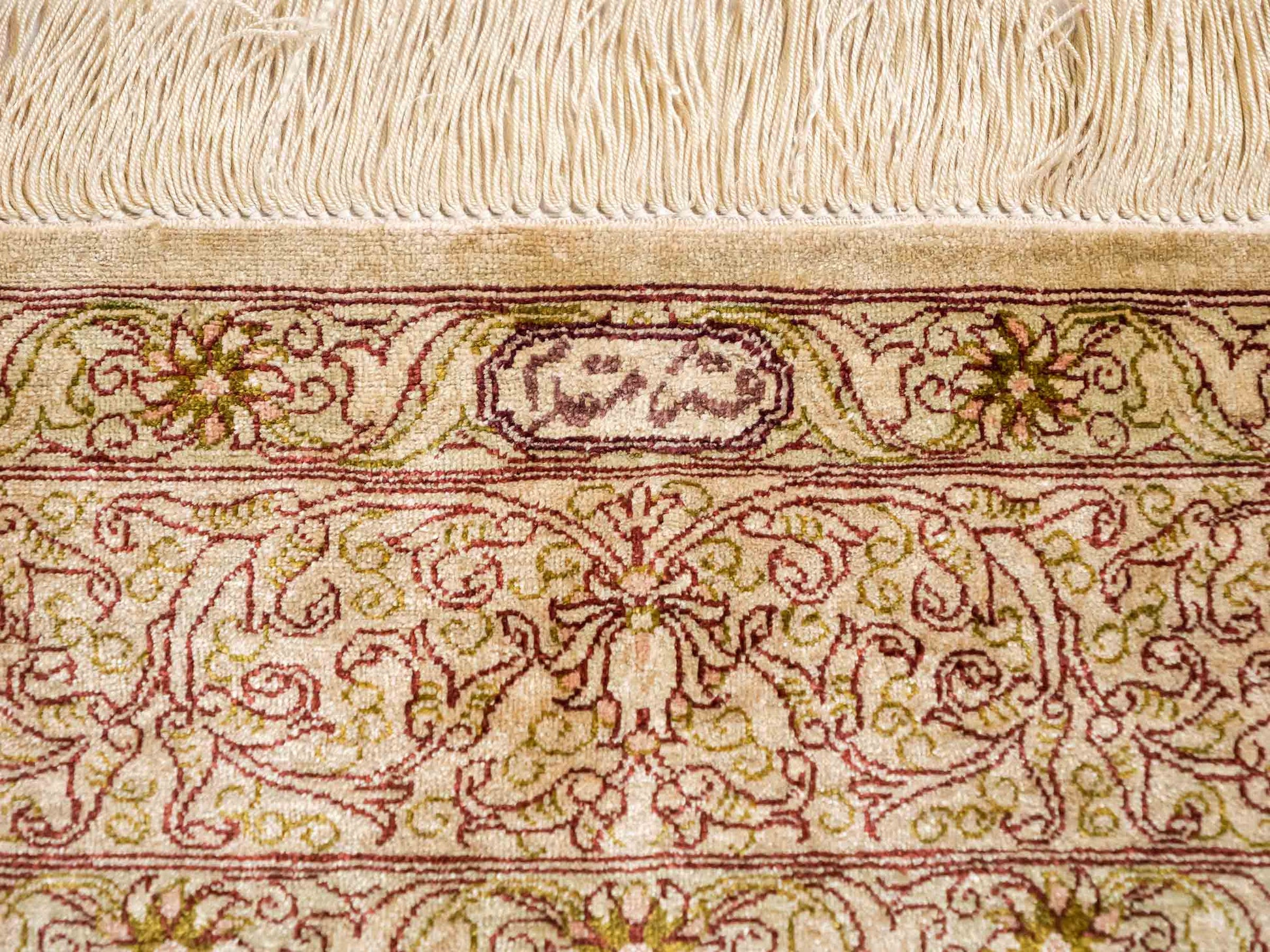 Sehr feiner, handgeknüpfter, persischer Ghom Perserteppich von Khademi aus reiner Seide. Größe 150 x 100 cm. Farbe: Gold, beige, creme. Verkauf durch JUPITER Intl.
