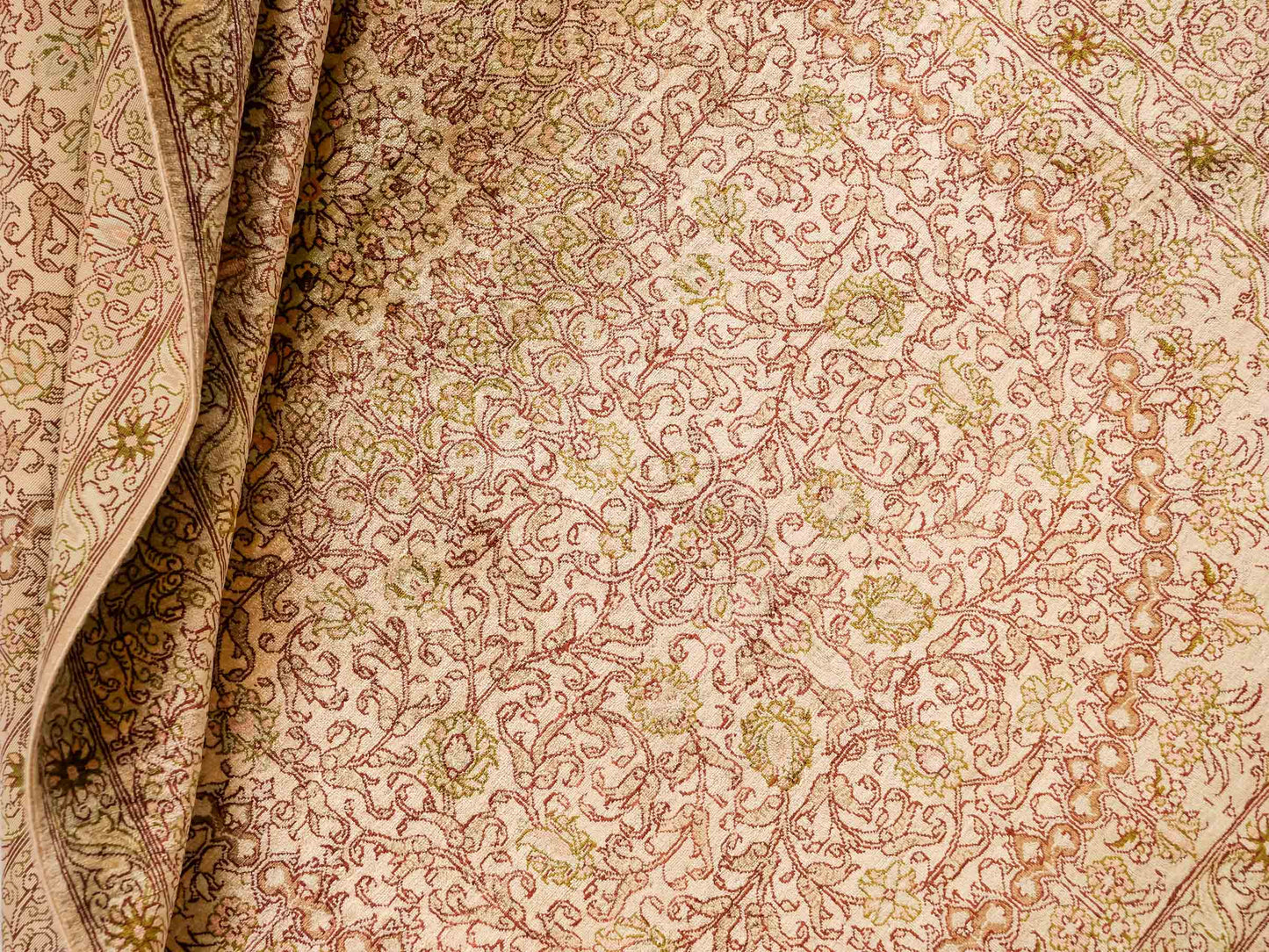 Sehr feiner, handgeknüpfter, persischer Ghom Perserteppich von Khademi aus reiner Seide. Größe 150 x 100 cm. Farbe: Gold, beige, creme. Verkauf durch JUPITER Intl.
