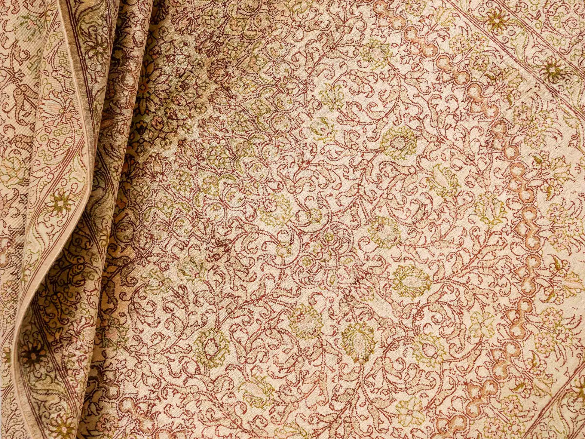 Sehr feiner, handgeknüpfter, persischer Ghom Perserteppich von Khademi aus reiner Seide. Größe 150 x 100 cm. Farbe: Gold, beige, creme. Verkauf durch JUPITER Intl.