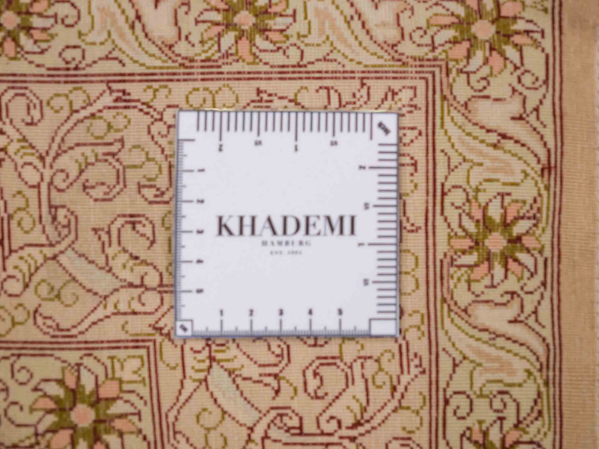Sehr feiner, handgeknüpfter, persischer Ghom Perserteppich von Khademi aus reiner Seide. Größe 150 x 100 cm. Farbe: Gold, beige, creme. Verkauf durch JUPITER Intl.