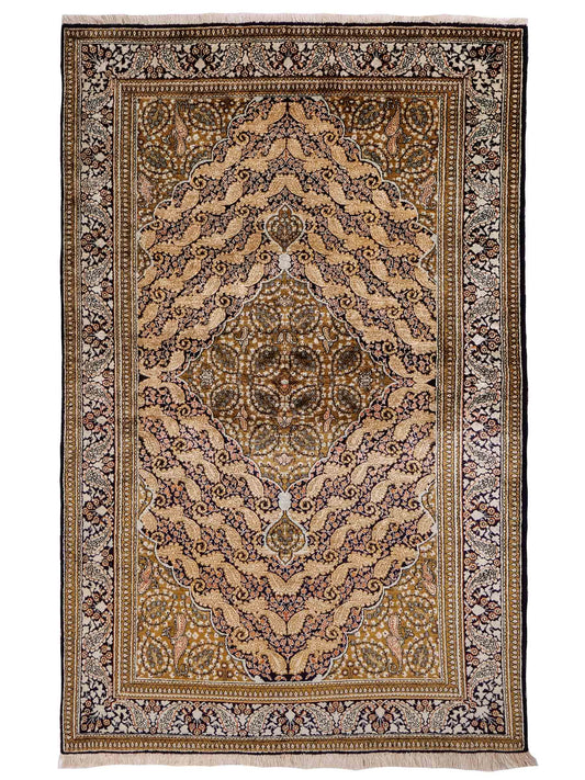 Sehr feiner, handgeknüpfter, persischer Ghom Perserteppich von Khademi aus reiner Seide. Größe 163 x 102 cm. Farbe: Gold, schwarz. Verkauf durch JUPITER Intl.