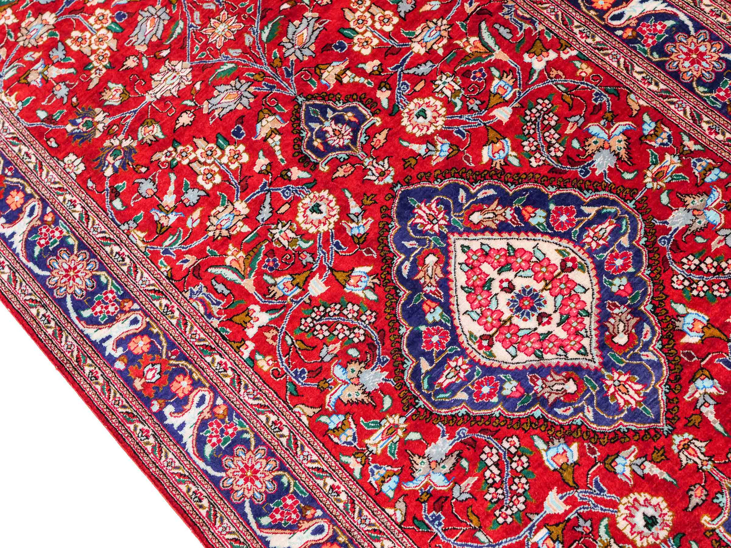 Sehr feiner, handgeknüpfter Khademi Ghom Perserteppich aus Seide, rot. 296x68 cm. Verkauf durch Jupiter Intl.