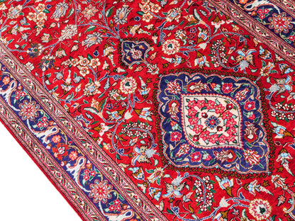 Sehr feiner, handgeknüpfter Khademi Ghom Perserteppich aus Seide, rot. 296x68 cm. Verkauf durch Jupiter Intl.