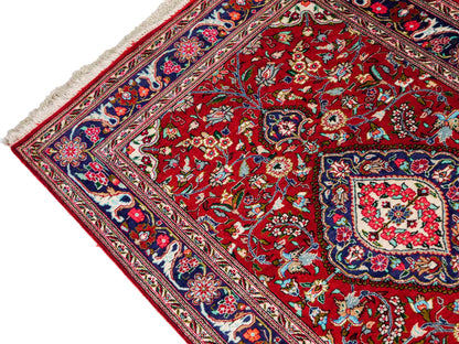 Sehr feiner, handgeknüpfter Khademi Ghom Perserteppich aus Seide, rot. 296x68 cm. Verkauf durch Jupiter Intl.