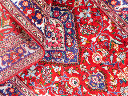 Sehr feiner, handgeknüpfter Khademi Ghom Perserteppich aus Seide, rot. 296x68 cm. Verkauf durch Jupiter Intl.