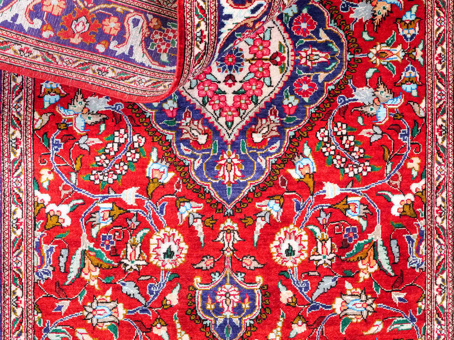 Sehr feiner, handgeknüpfter Khademi Ghom Perserteppich aus Seide, rot. 296x68 cm. Verkauf durch Jupiter Intl.