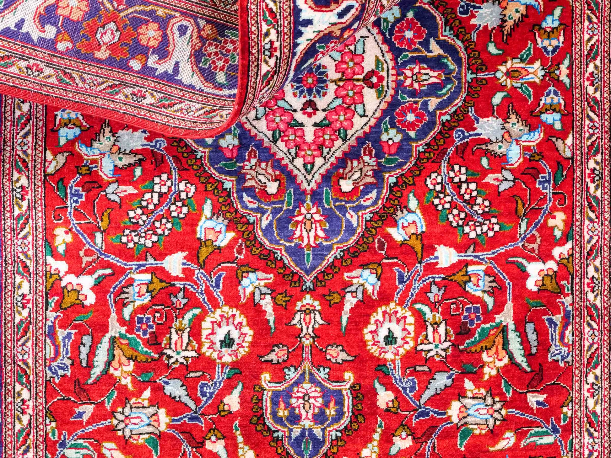 Sehr feiner, handgeknüpfter Khademi Ghom Perserteppich aus Seide, rot. 296x68 cm. Verkauf durch Jupiter Intl.