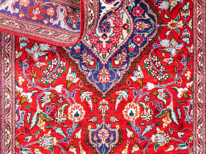 Sehr feiner, handgeknüpfter Khademi Ghom Perserteppich aus Seide, rot. 296x68 cm. Verkauf durch Jupiter Intl.