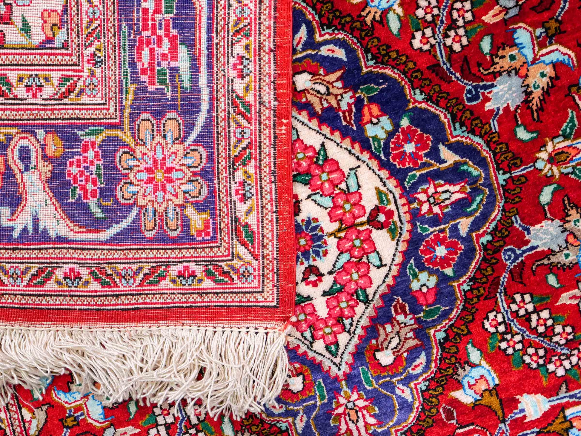 Sehr feiner, handgeknüpfter Khademi Ghom Perserteppich aus Seide, rot. 296x68 cm. Verkauf durch Jupiter Intl.