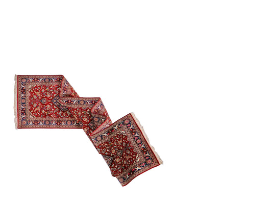 Sehr feiner, handgeknüpfter Khademi Ghom Perserteppich aus Seide, rot. 296x68 cm. Verkauf durch Jupiter Intl.