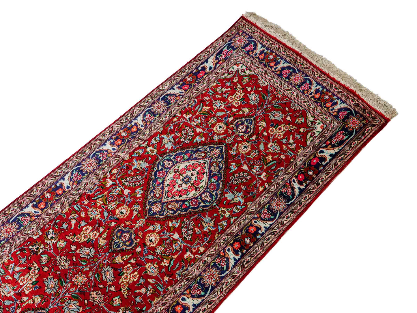 Sehr feiner, handgeknüpfter Khademi Ghom Perserteppich aus Seide, rot. 296x68 cm. Verkauf durch Jupiter Intl.