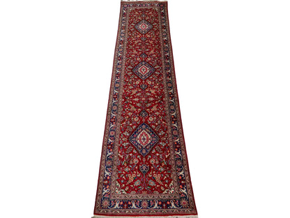 Sehr feiner, handgeknüpfter Khademi Ghom Perserteppich aus Seide, rot. 296x68 cm. Verkauf durch Jupiter Intl.