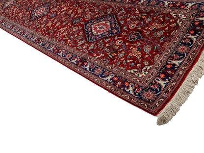 Sehr feiner, handgeknüpfter Khademi Ghom Perserteppich aus Seide, rot. 296x68 cm. Verkauf durch Jupiter Intl.
