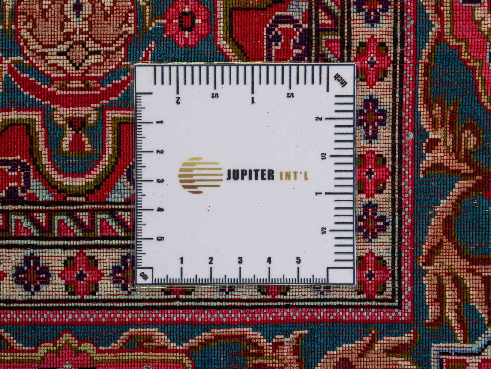 Sehr feiner, handgeknüpfter Ghom Perserteppich aus Seide von Khademi, rot. 297x77 cm. Verkauf durch Jupiter Intl.