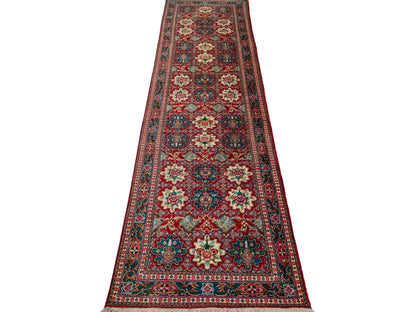 Sehr feiner, handgeknüpfter Ghom Perserteppich aus Seide von Khademi, rot. 297x77 cm. Verkauf durch Jupiter Intl.