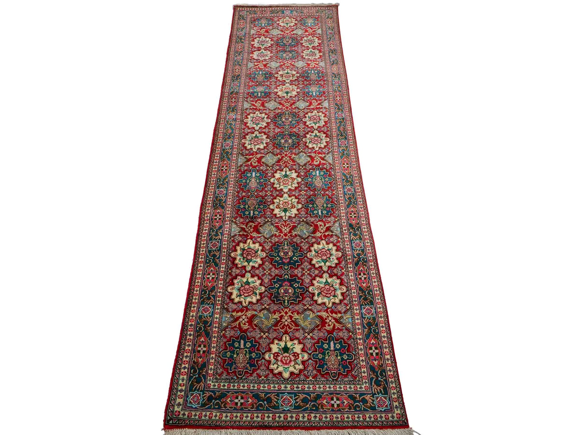 Sehr feiner, handgeknüpfter Ghom Perserteppich aus Seide von Khademi, rot. 297x77 cm. Verkauf durch Jupiter Intl.
