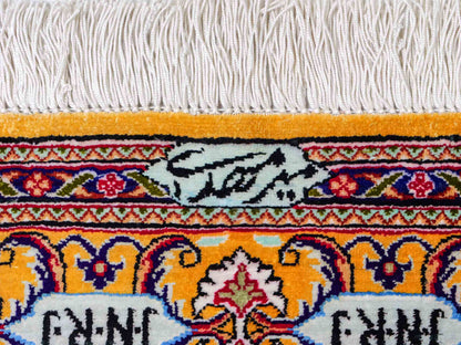 Sehr feiner, handgeknüpfter Ghom Perserteppich aus Seide von Khademi, braun, blau. 150x101 cm. Verkauf durch Jupiter Intl.