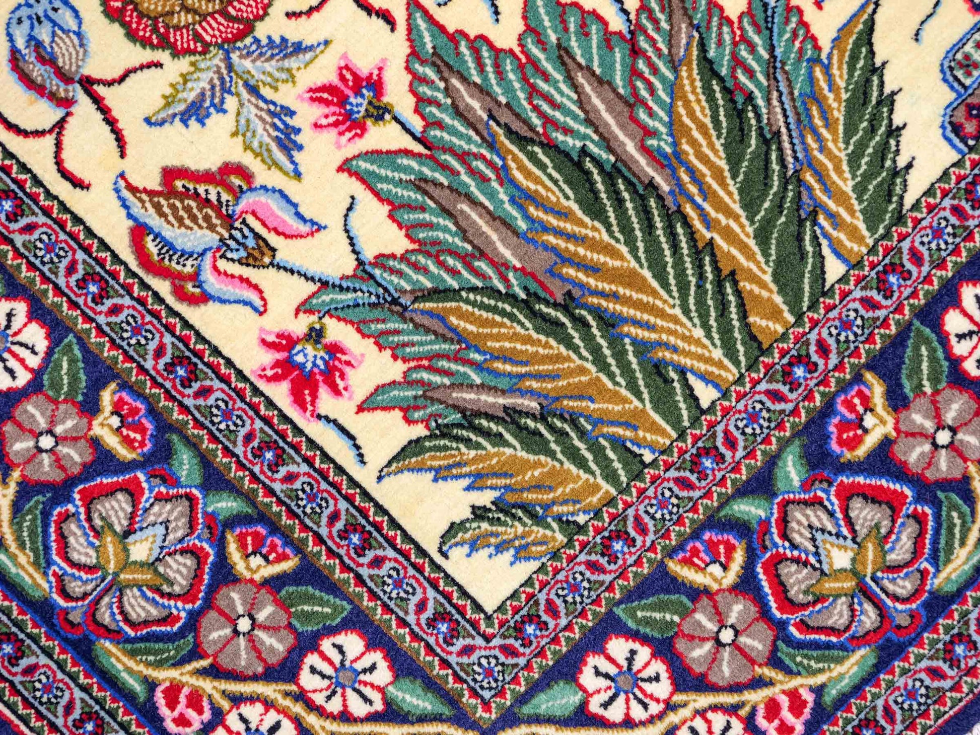 Feiner, handgeknüpfter Ghom Perserteppich aus Wolle von Khademi, creme, blau. 205x139 cm. Verkauf durch Jupiter Intl.