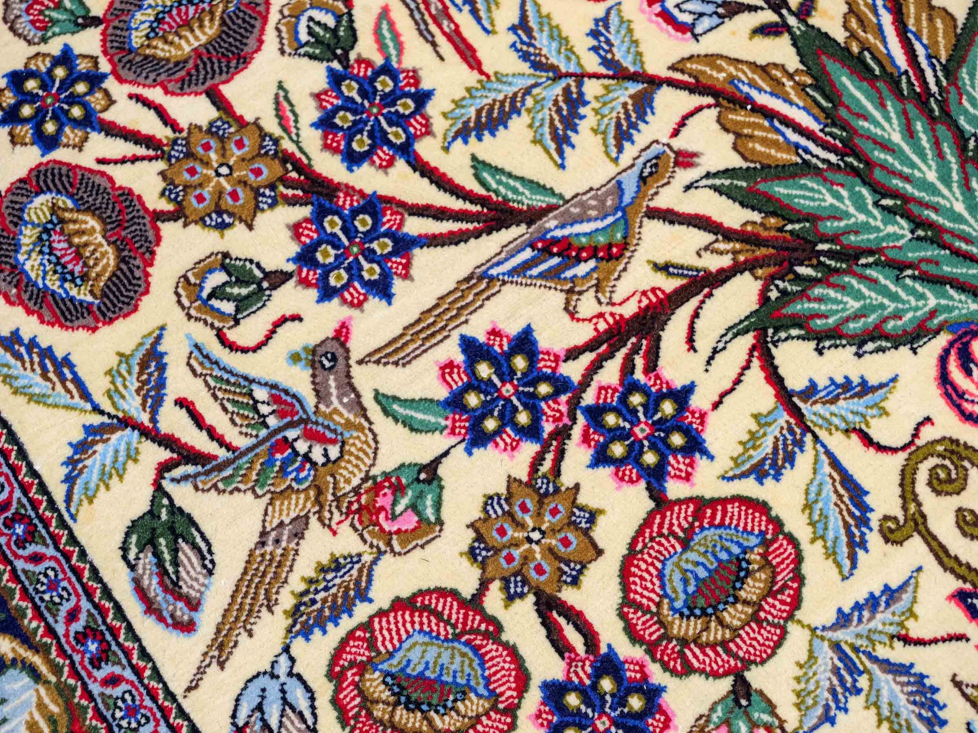 Feiner, handgeknüpfter Ghom Perserteppich aus Wolle von Khademi, creme, blau. 205x139 cm. Verkauf durch Jupiter Intl.