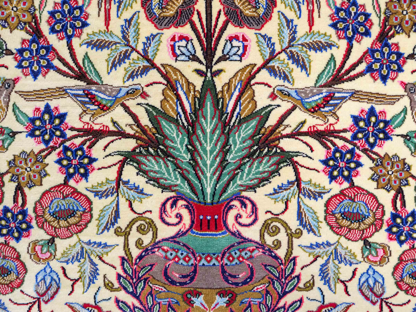 Feiner, handgeknüpfter Ghom Perserteppich aus Wolle von Khademi, creme, blau. 205x139 cm. Verkauf durch Jupiter Intl.
