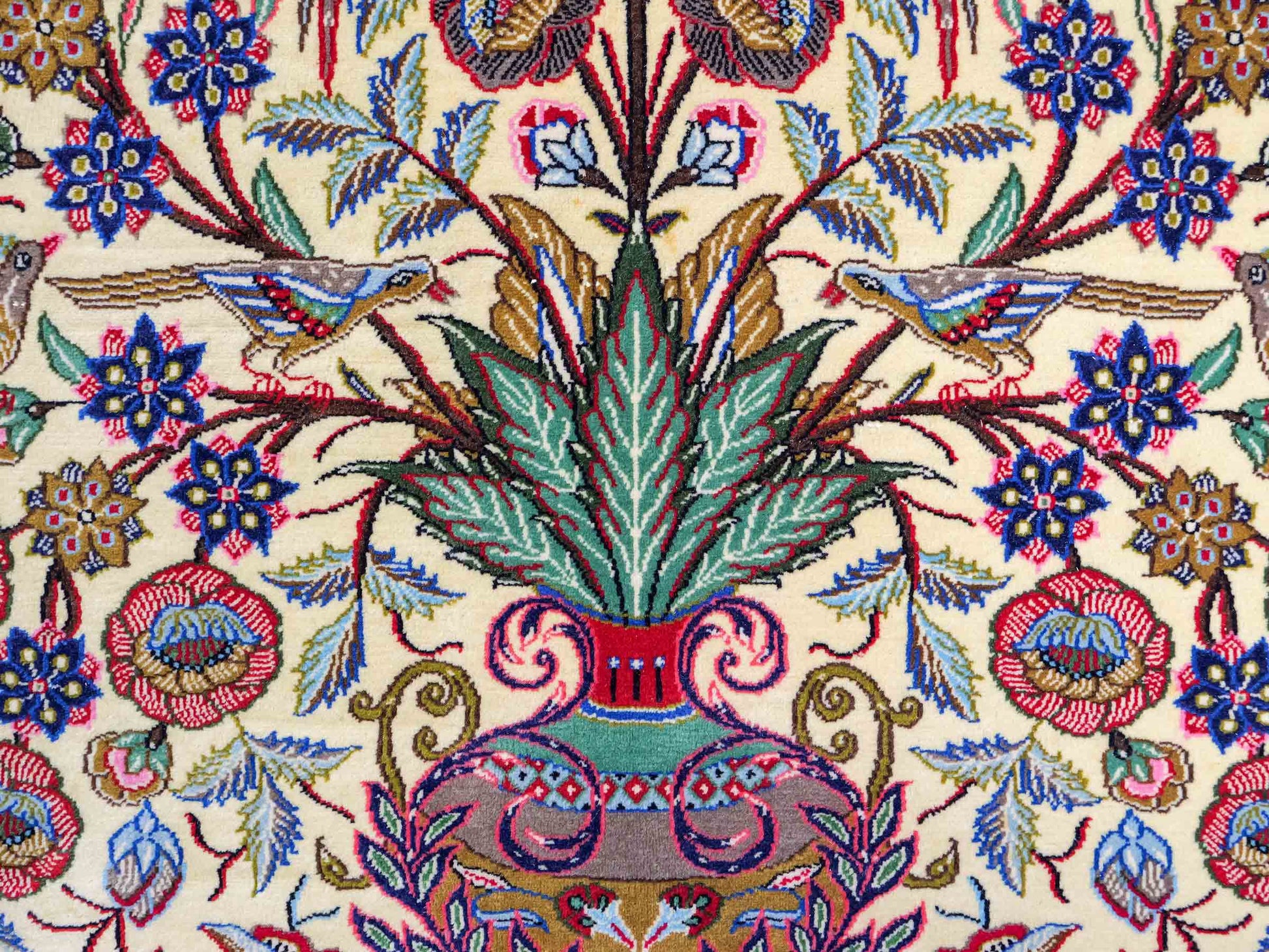 Feiner, handgeknüpfter Ghom Perserteppich aus Wolle von Khademi, creme, blau. 205x139 cm. Verkauf durch Jupiter Intl.