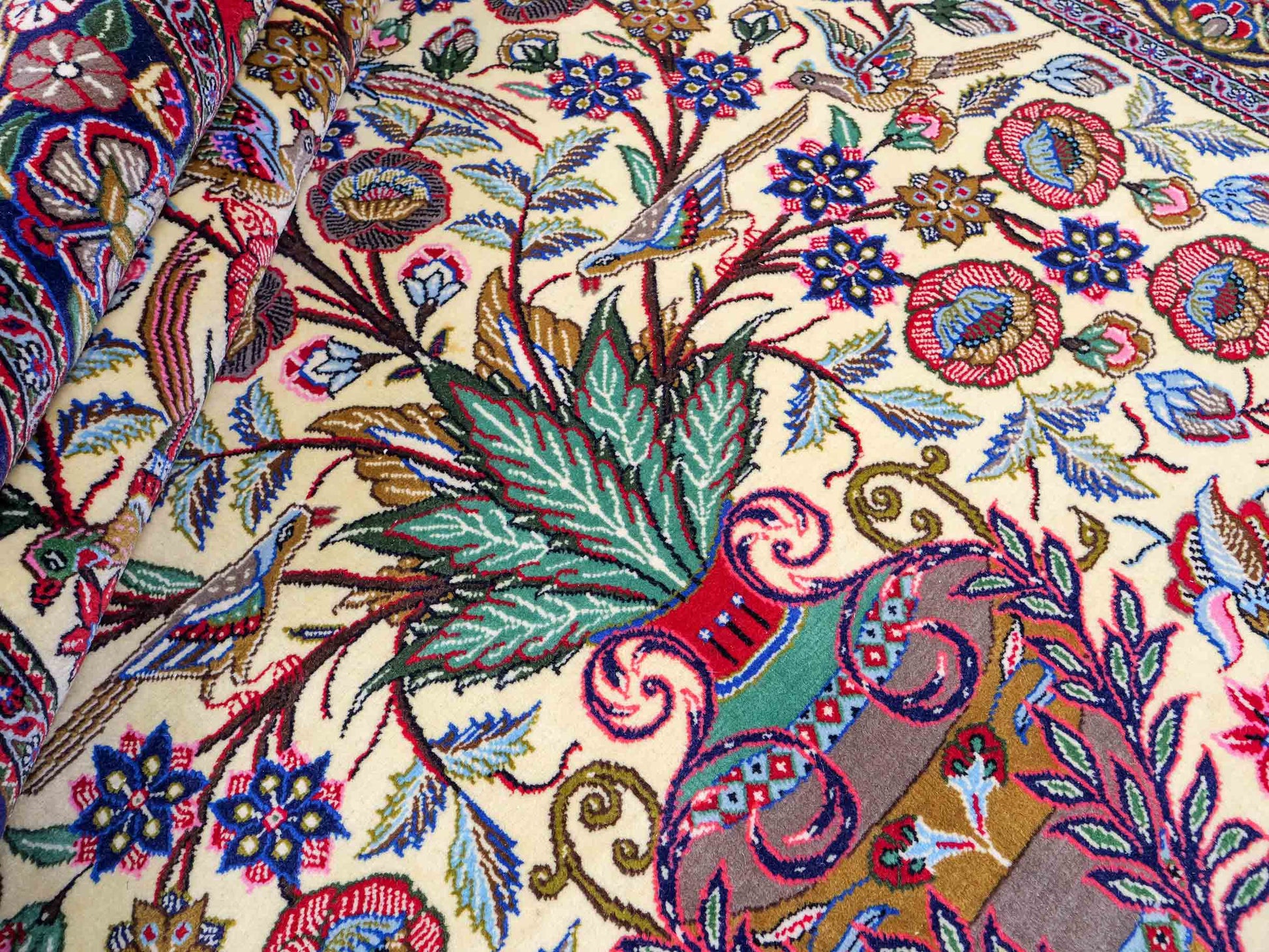 Feiner, handgeknüpfter Ghom Perserteppich aus Wolle von Khademi, creme, blau. 205x139 cm. Verkauf durch Jupiter Intl.