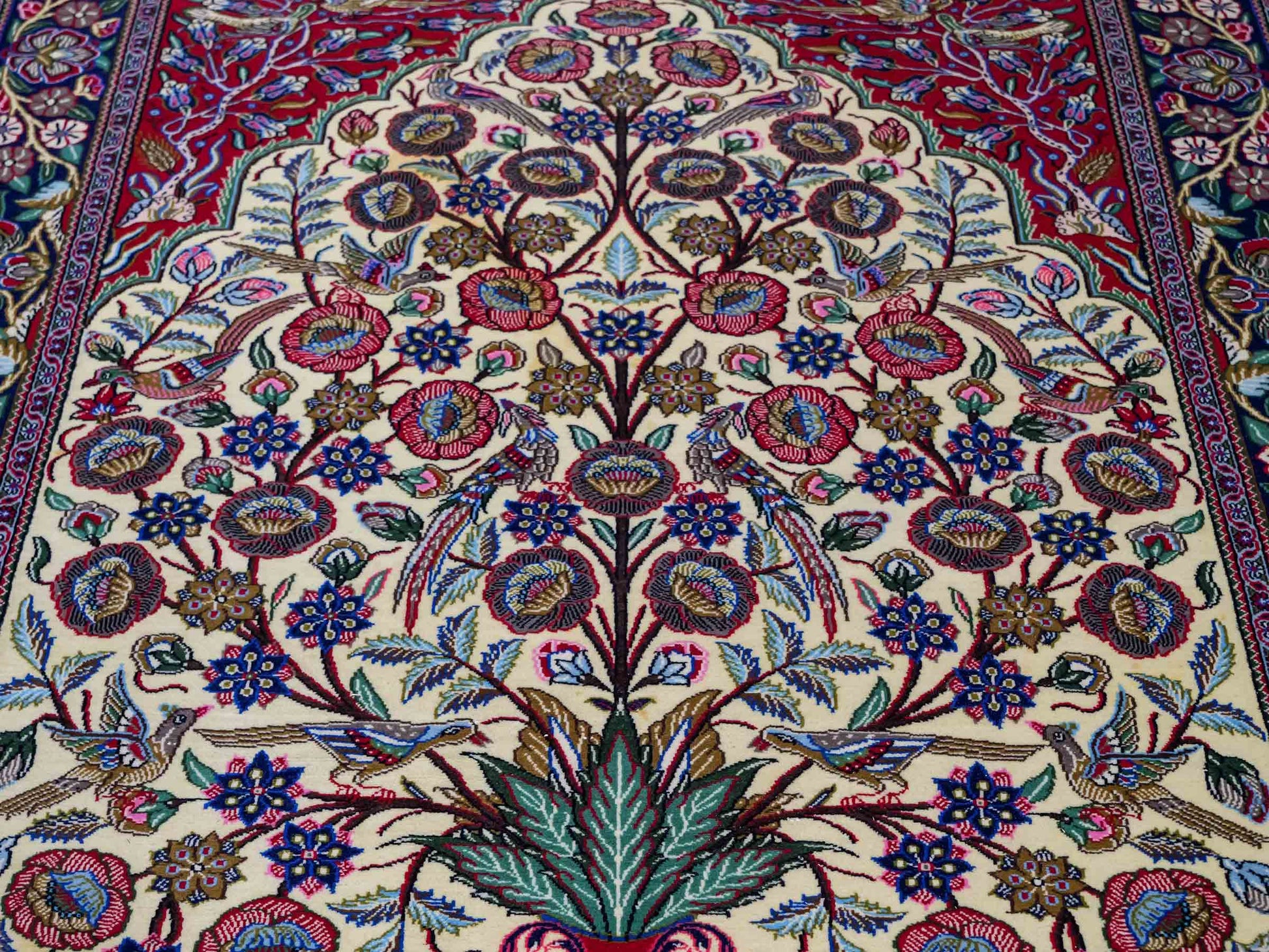 Feiner, handgeknüpfter Ghom Perserteppich aus Wolle von Khademi, creme, blau. 205x139 cm. Verkauf durch Jupiter Intl.