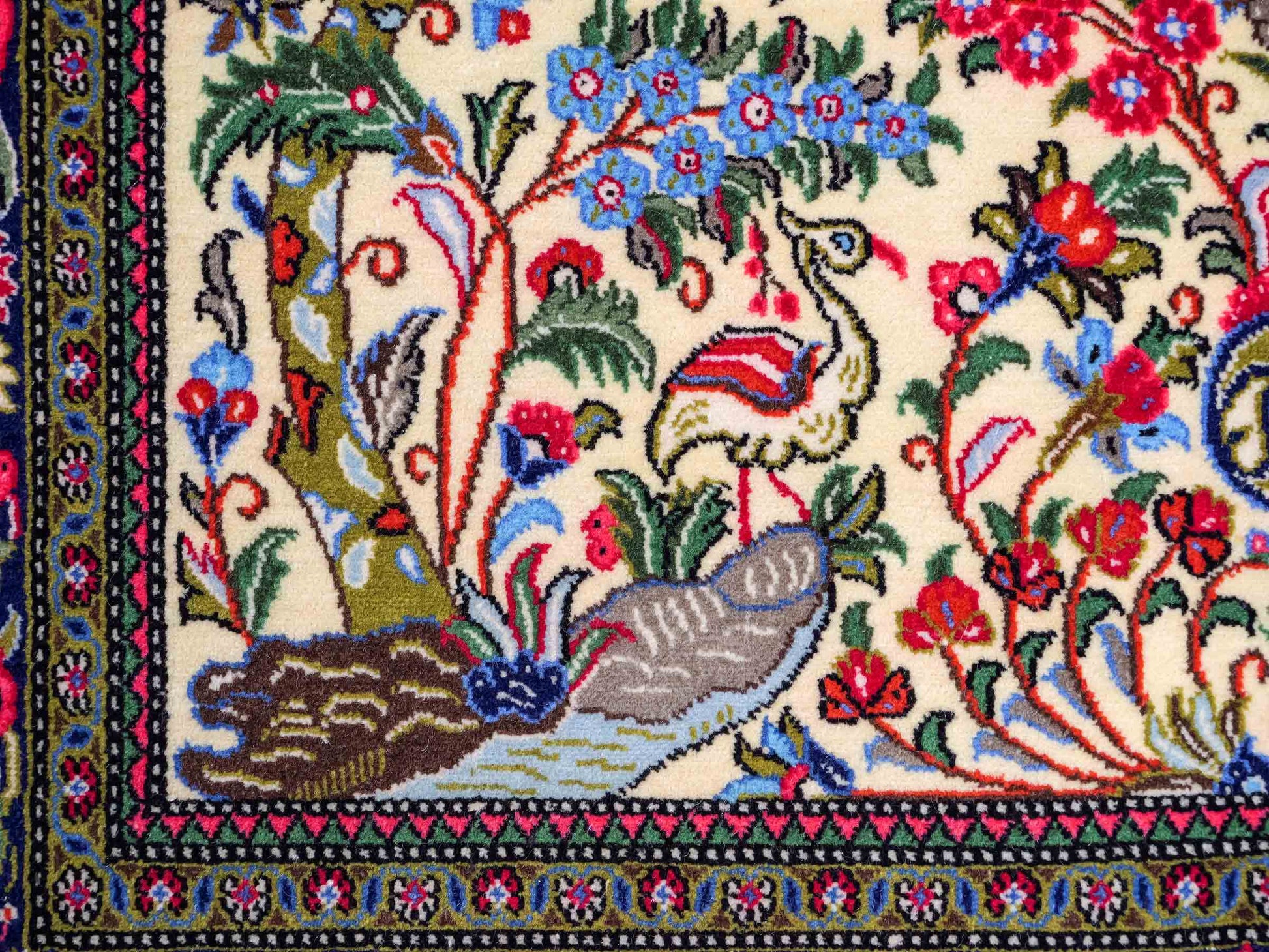 Feiner, handgeknüpfter Ghom Perserteppich aus Wolle von Khademi, creme, rot. 226x141 cm. Verkauf durch Jupiter Intl.