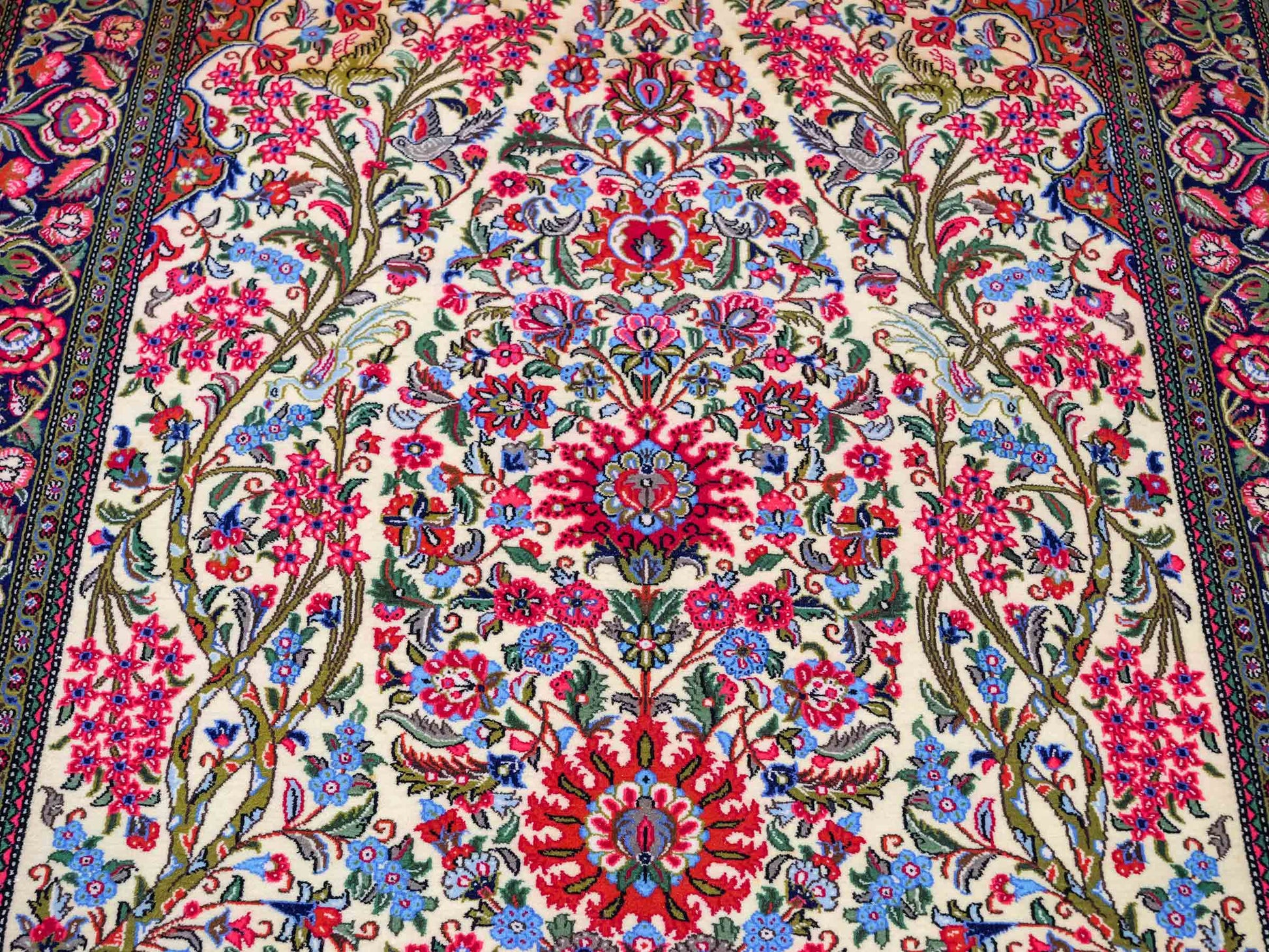 Feiner, handgeknüpfter Ghom Perserteppich aus Wolle von Khademi, creme, rot. 226x141 cm. Verkauf durch Jupiter Intl.