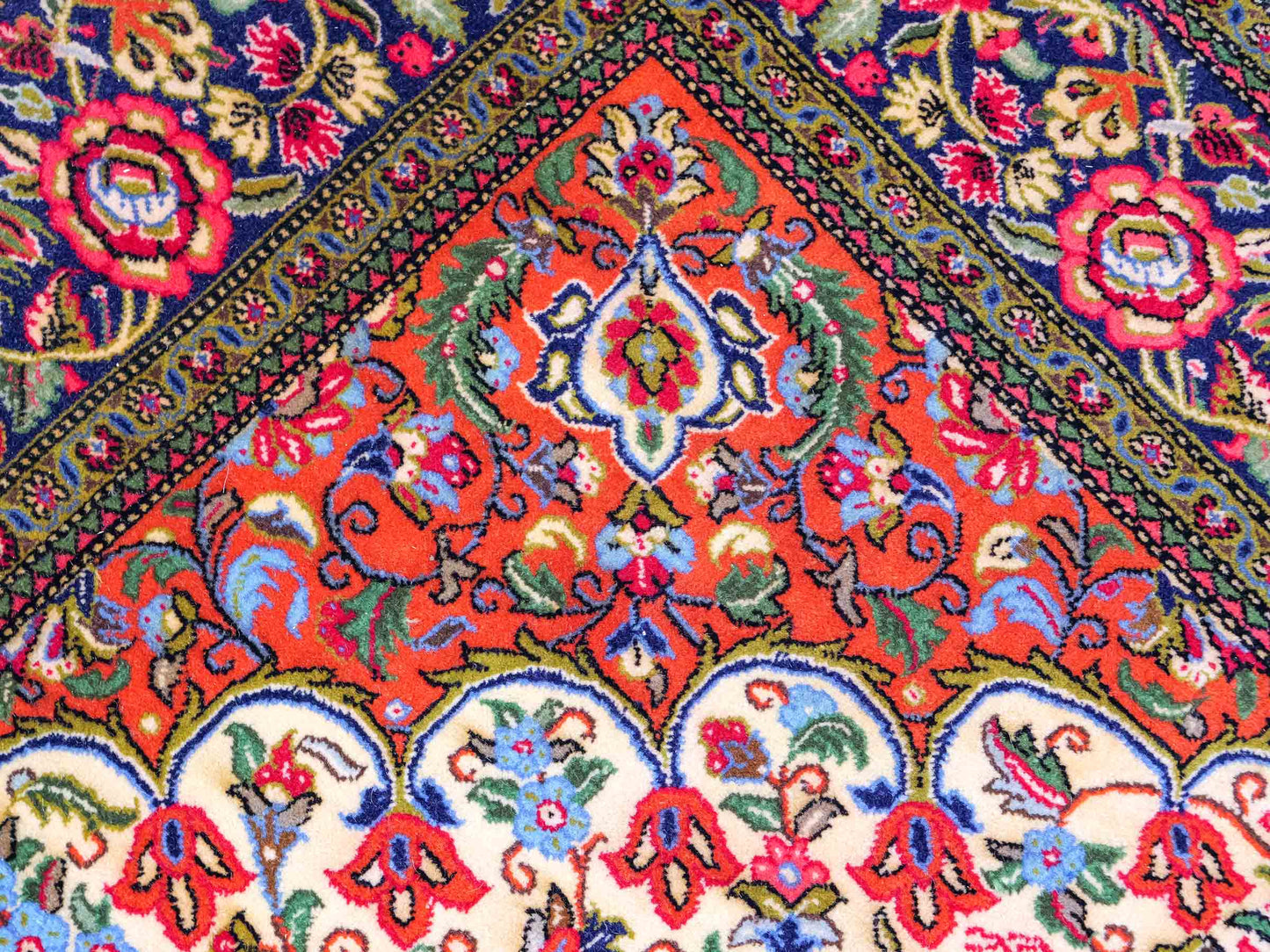 Feiner, handgeknüpfter Ghom Perserteppich aus Wolle von Khademi, creme, rot. 226x141 cm. Verkauf durch Jupiter Intl.