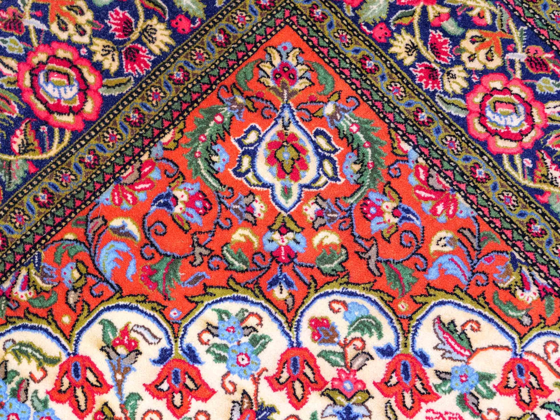 Feiner, handgeknüpfter Ghom Perserteppich aus Wolle von Khademi, creme, rot. 226x141 cm. Verkauf durch Jupiter Intl.