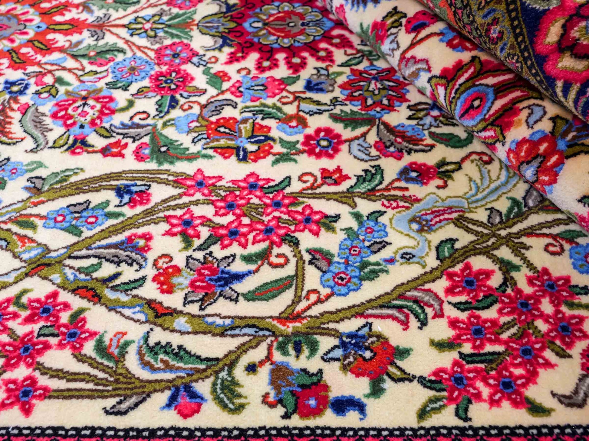 Feiner, handgeknüpfter Ghom Perserteppich aus Wolle von Khademi, creme, rot. 226x141 cm. Verkauf durch Jupiter Intl.