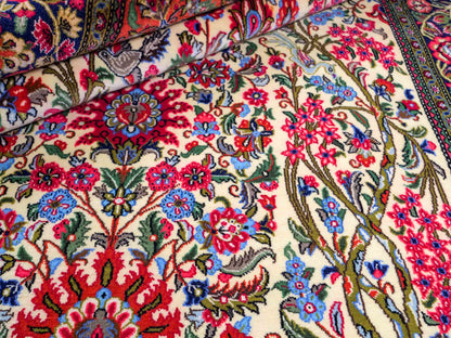 Feiner, handgeknüpfter Ghom Perserteppich aus Wolle von Khademi, creme, rot. 226x141 cm. Verkauf durch Jupiter Intl.