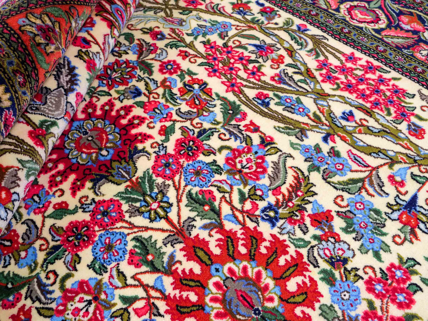 Feiner, handgeknüpfter Ghom Perserteppich aus Wolle von Khademi, creme, rot. 226x141 cm. Verkauf durch Jupiter Intl.