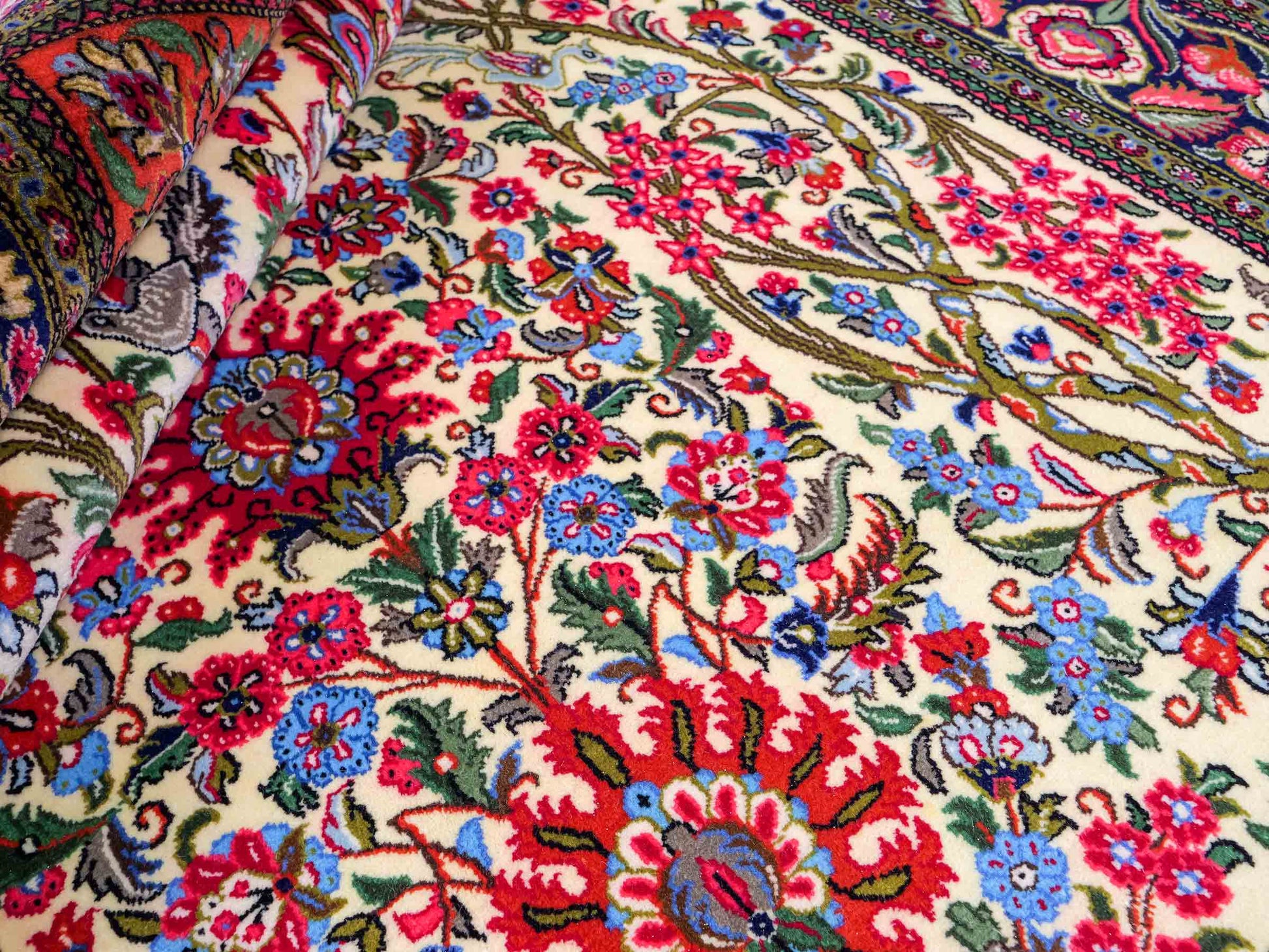 Feiner, handgeknüpfter Ghom Perserteppich aus Wolle von Khademi, creme, rot. 226x141 cm. Verkauf durch Jupiter Intl.