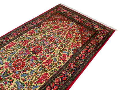 Feiner, handgeknüpfter Ghom Perserteppich aus Wolle von Khademi, creme, rot. 226x141 cm. Verkauf durch Jupiter Intl.