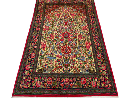 Feiner, handgeknüpfter Ghom Perserteppich aus Wolle von Khademi, creme, rot. 226x141 cm. Verkauf durch Jupiter Intl.