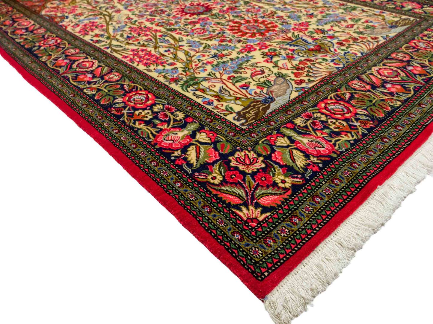 Feiner, handgeknüpfter Ghom Perserteppich aus Wolle von Khademi, creme, rot. 226x141 cm. Verkauf durch Jupiter Intl.