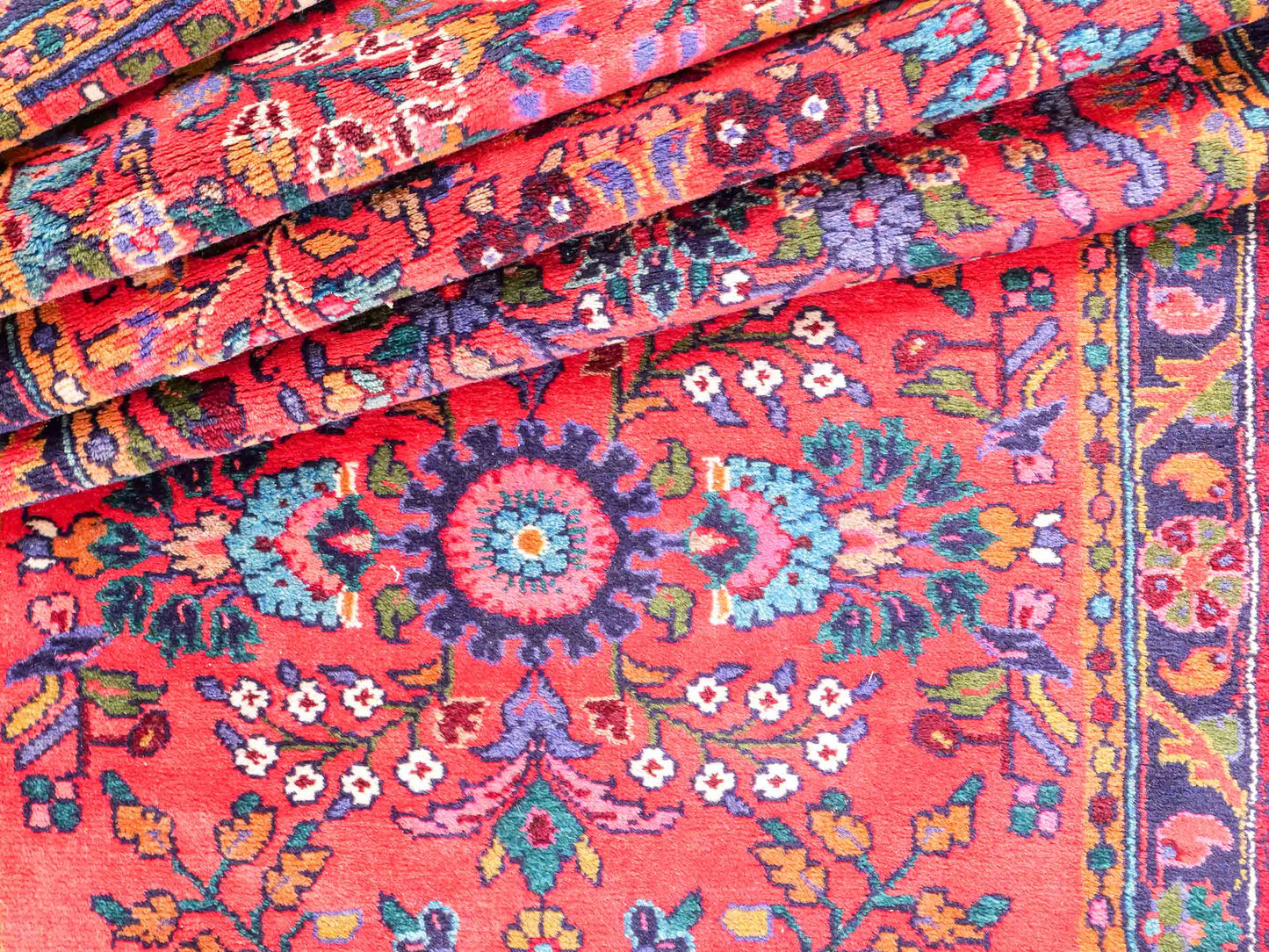 Feiner, handgeknüpfter persischer Hamedan Dorfteppich aus Wolle von Khademi, rot, blau. 4,00 x 1,04 m. Vertrieb durch JUPITER Intl.
