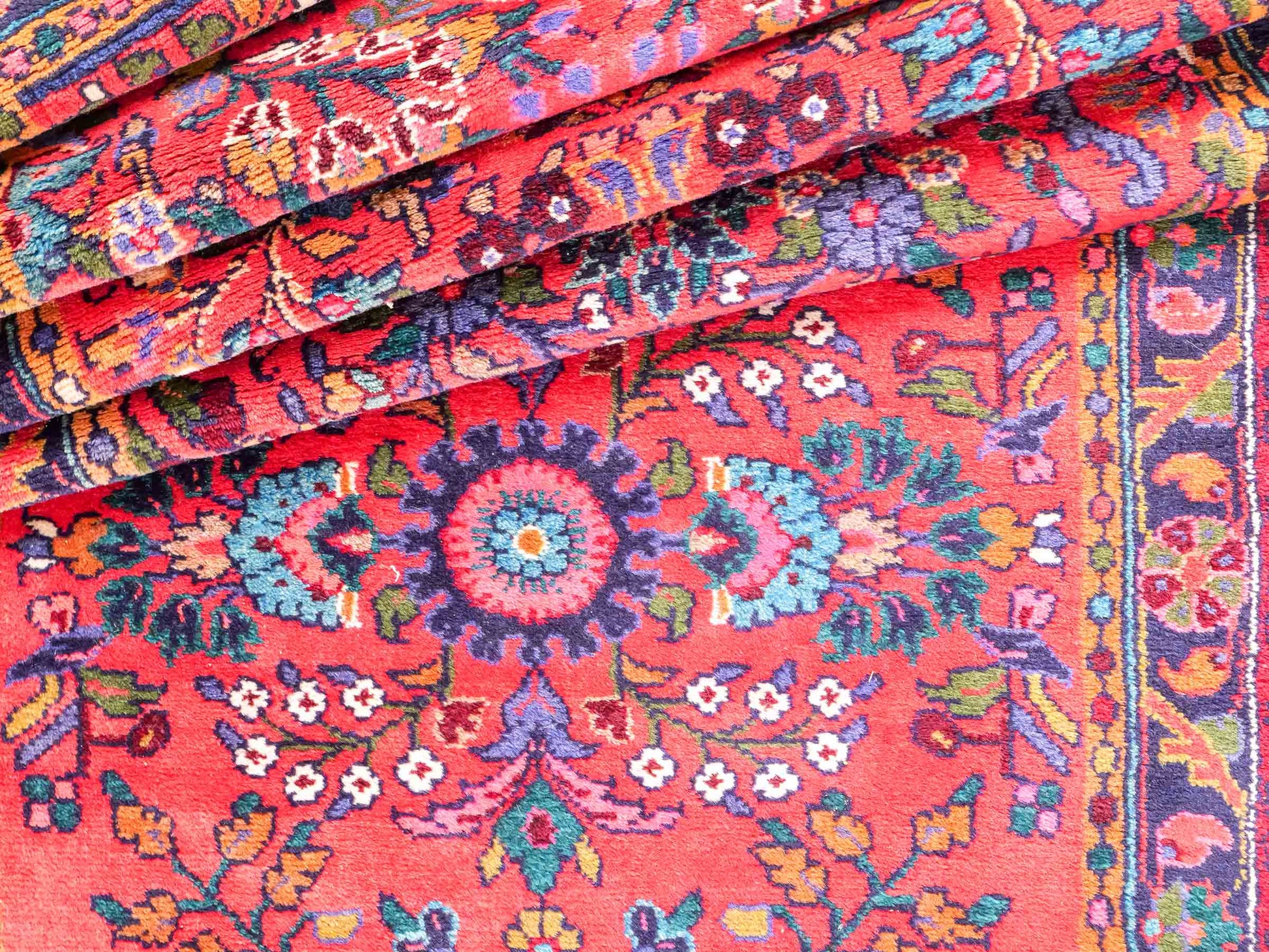 Feiner, handgeknüpfter persischer Hamedan Dorfteppich aus Wolle von Khademi, rot, blau. 4,00 x 1,04 m. Vertrieb durch JUPITER Intl.