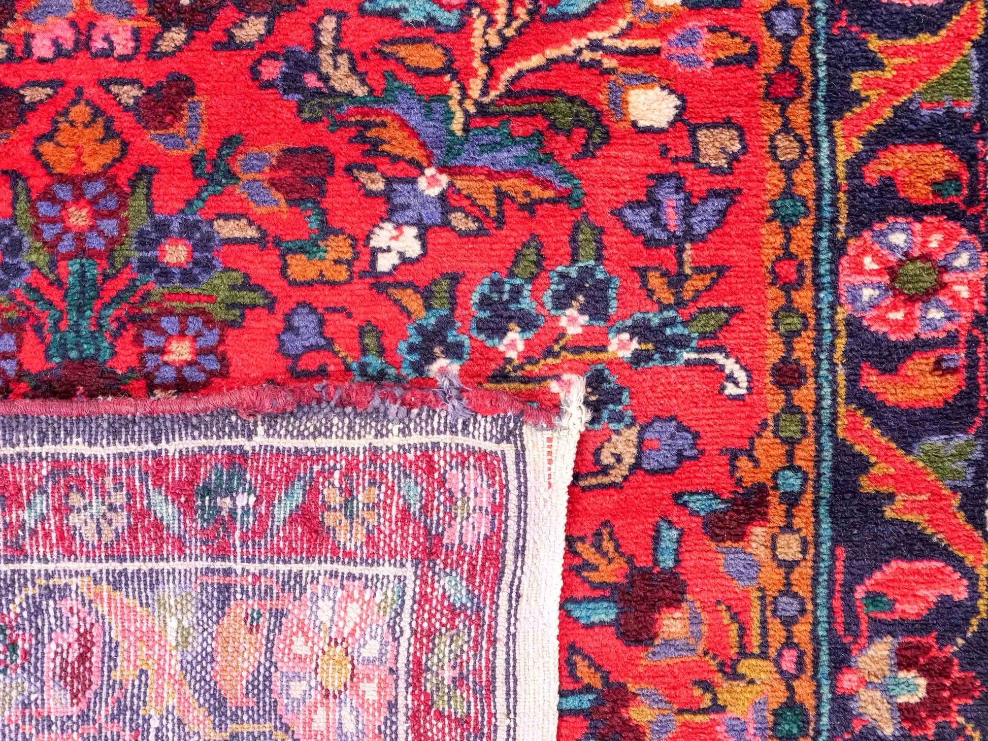 Feiner, handgeknüpfter persischer Hamedan Dorfteppich aus Wolle von Khademi, rot, blau. 4,00 x 1,04 m. Vertrieb durch JUPITER Intl.