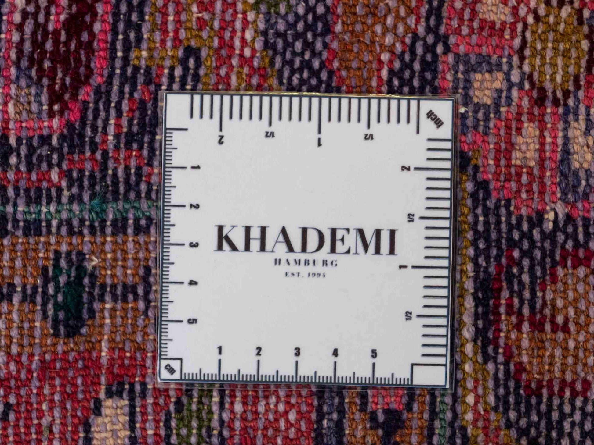 Feiner, handgeknüpfter persischer Hamedan Dorfteppich aus Wolle von Khademi, rot, blau. 4,00 x 1,04 m. Vertrieb durch JUPITER Intl.