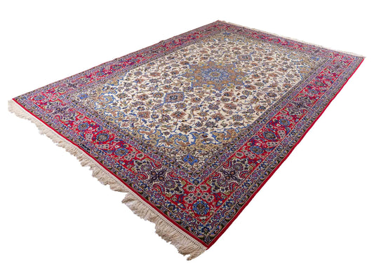 Sehr feiner, handgeknüpfter Isfahan Perserteppich aus Wolle und Seide mit Seidenkette von Khademi. Größe: 365 x 258 cm. Farbe: Weiß, creme, rot, blau. Verkauf durch JUPITER Intl.
