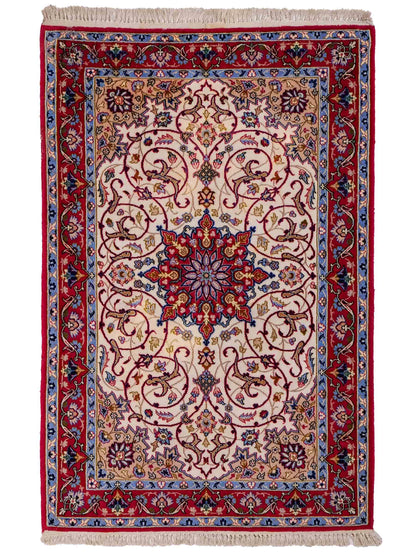 Sehr feiner, handgeknüpfter Isfahan Perserteppich aus Wolle mit Seide von Khademi. Farbe: Cremeweiß, rot. Größe: 100 x 65 cm. Vertrieb durch JUPITER Intl.